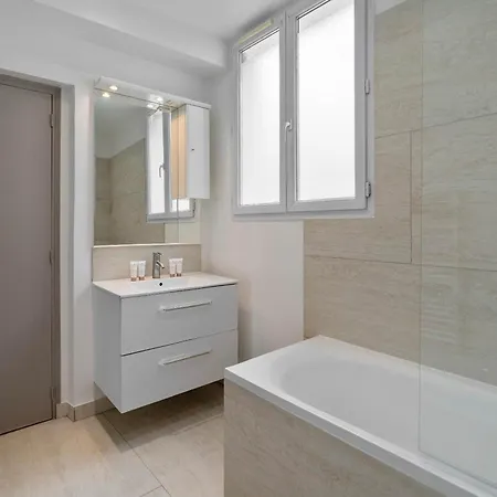 Montparnasse - Premium Family For 5 *